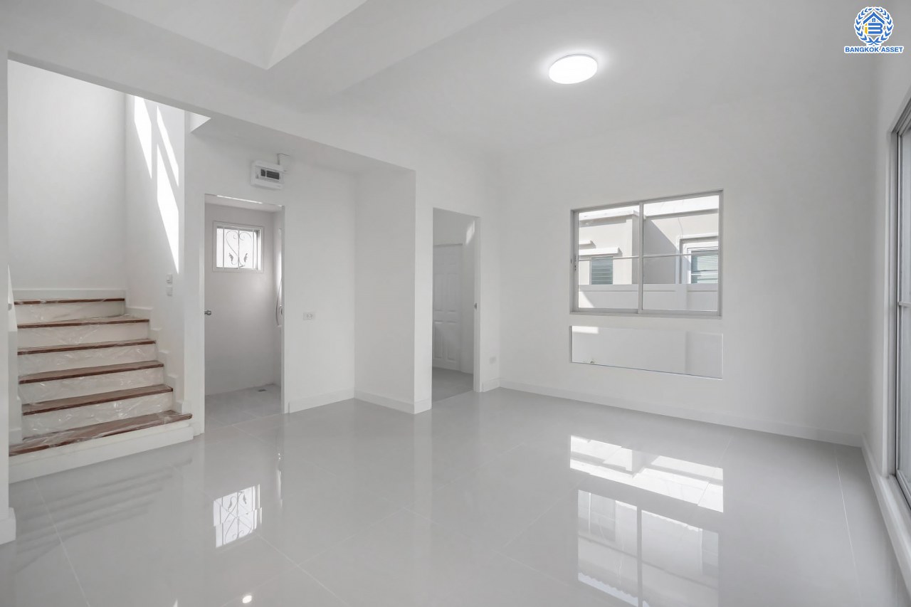 บ้านมือสองตกแต่งใหม่ โครงการ พฤกษ์ลดา1 บางใหญ่ บนเนื้อที่ 50 ตร.ว. ฟังก์ชัน 4 ห้องนอน (ห้องนอนชั้นล่าง 1 ห้อง) 2 ห้องน้ำ 2 ที่จอดรถ ทำเลเดินทางสะดวก เชื่อมต่อถนนกาญจนาภิเษก ใกล้รถไฟฟ้าสายสีม่วง "สถานีคลองบางไผ่" และทางด่วน "กาญจนาภิเษก"